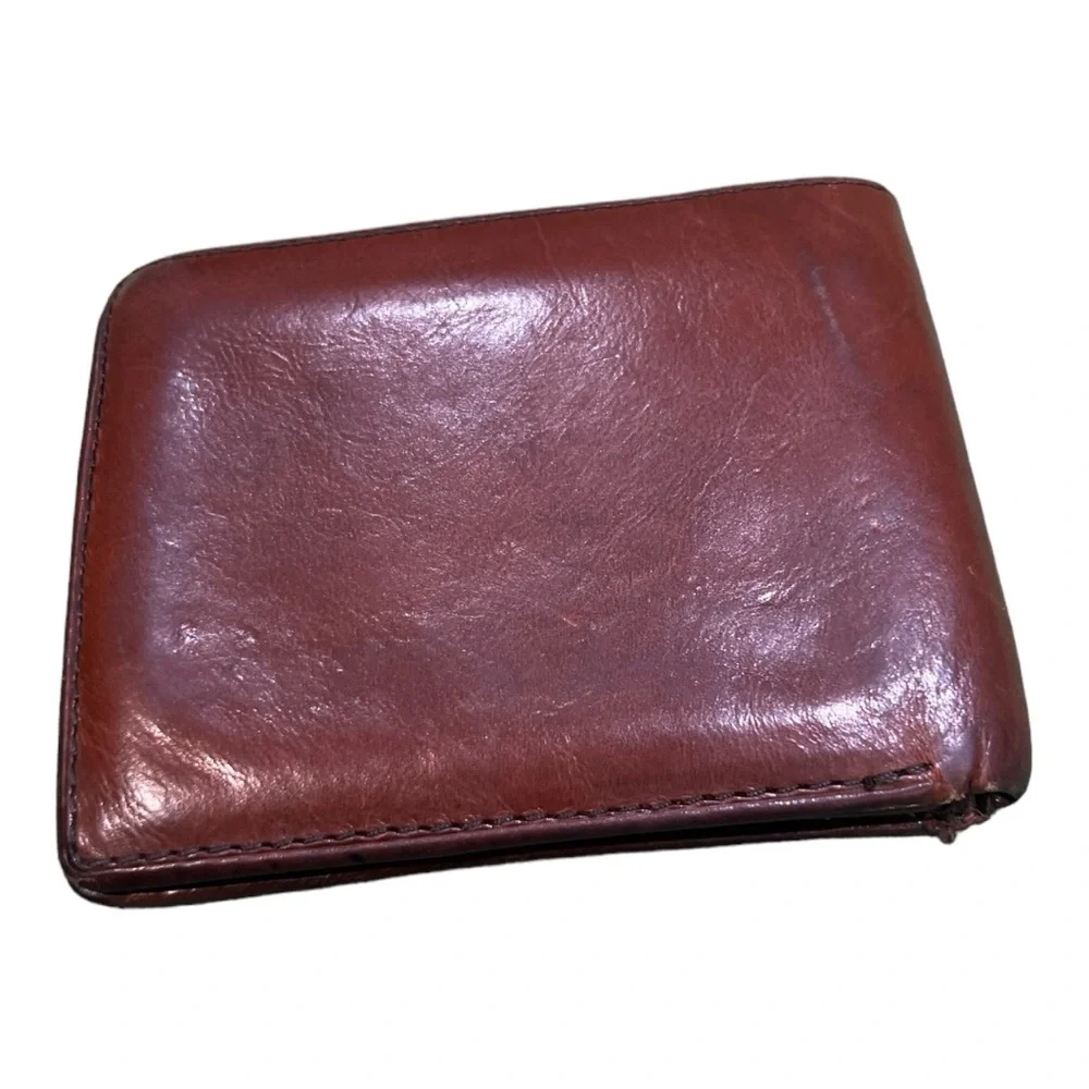 Fossil Men’s Leather Wallet.